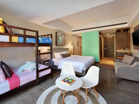 Family Room with 1 King Size and Children Bunk Bed | Premium bedding, minibar, in-room safe, desk