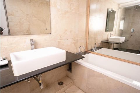 Deluxe Double Room | Bathroom