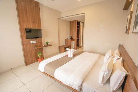 Deluxe Double Room | Desk, laptop workspace, iron/ironing board, free WiFi