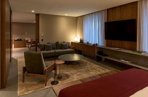 Deluxe Suite | Minibar, in-room safe, individually decorated, individually furnished