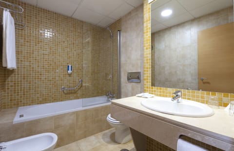 Deluxe Double Room, Jetted Tub | Bathroom | Bathtub, free toiletries, hair dryer, bidet