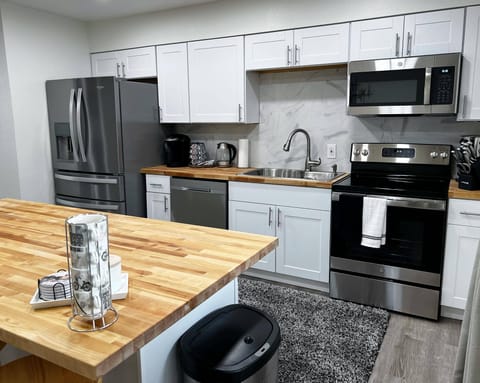 Classic Apartment | Private kitchen | Fridge, microwave, oven, dishwasher