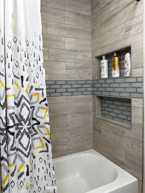 Classic Apartment | Bathroom | Hair dryer, towels
