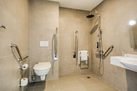 Double Room | Bathroom | Shower, hydromassage showerhead, free toiletries, hair dryer