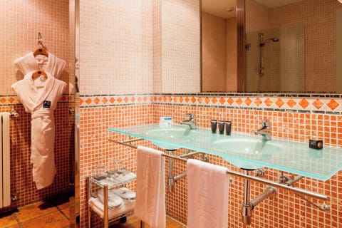 Superior Room, 1 King Bed | Bathroom | Combined shower/tub, free toiletries, hair dryer, bidet