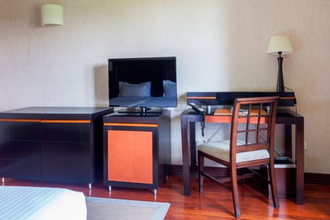 Standard Room, 2 Twin Beds, Non Smoking | Minibar, desk, soundproofing, free cribs/infant beds