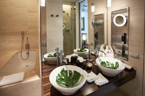 Junior Suite | Bathroom | Combined shower/tub, jetted tub, free toiletries, hair dryer