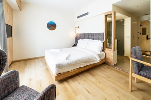 Standard Room | Premium bedding, pillowtop beds, minibar, in-room safe