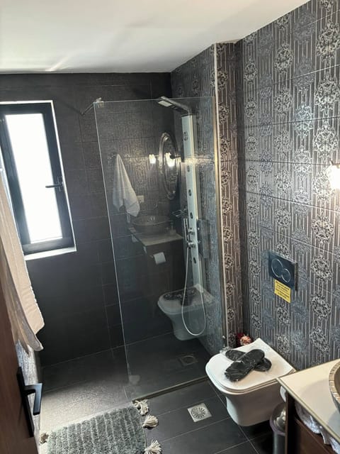 Elite Double Room | Bathroom | Hydromassage showerhead, free toiletries, hair dryer, bathrobes