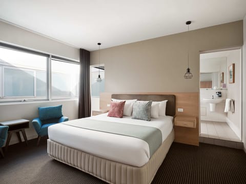 Premier Spa Suite | Down comforters, minibar, in-room safe, desk