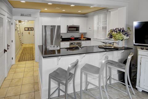 Condo, 1 Bedroom | Private kitchen | Fridge, oven, coffee/tea maker, toaster