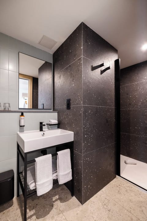 Standard Twin Room | Bathroom | Shower, rainfall showerhead, towels, soap