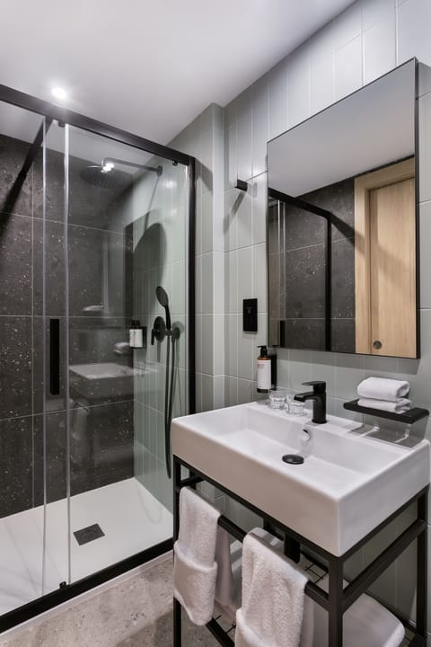 Standard Room, 1 King Bed | Bathroom | Shower, rainfall showerhead, towels, soap