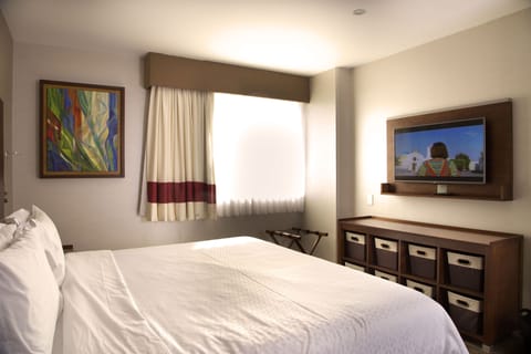 Room, 1 King Bed | Premium bedding, minibar, in-room safe, desk