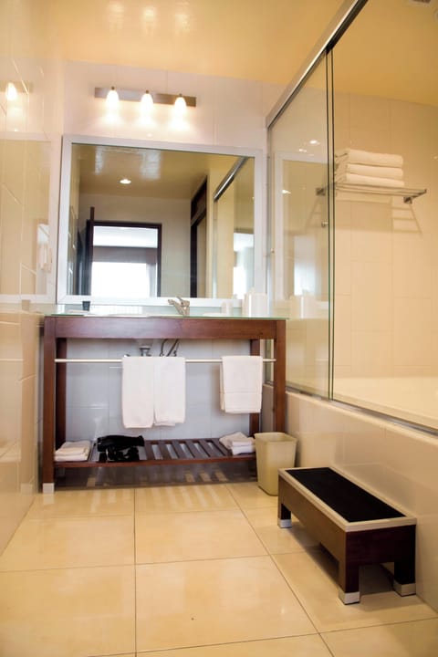 Executive Suite, 1 Bedroom | Bathroom | Hair dryer, towels, soap, shampoo