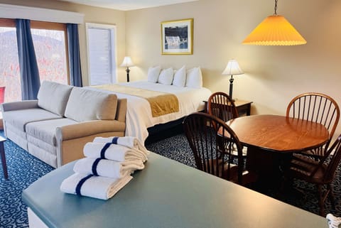 Highland Deluxe 1 BR 2 King Suite | Iron/ironing board, cribs/infant beds, free WiFi, bed sheets