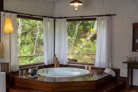 Chale Bromelia | Private spa tub