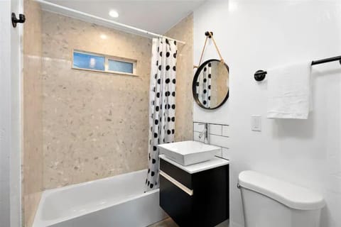 Superior Apartment | Bathroom | Shower, towels, toilet paper