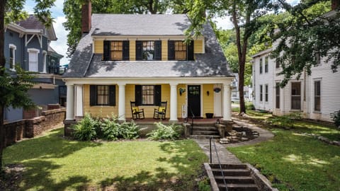 This 1940s home in downtown Frankfort, offers guests a cozy and charming stay with a taste of vintage appeal and modern comforts. An easy walk to downtown eateries, pubs and distillaries.