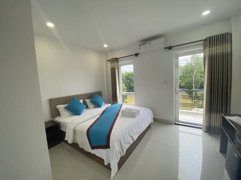 Standard Double Room, Lake View | Minibar, in-room safe, soundproofing, free WiFi