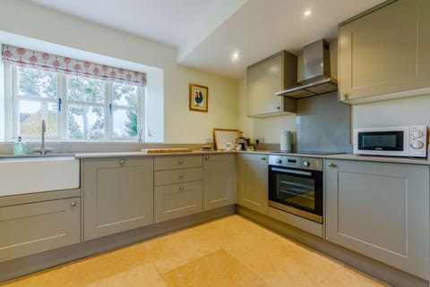 1 Manor Farm Cottage Kitchen - StayCotswold