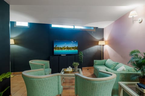 24-cm TV with cable channels