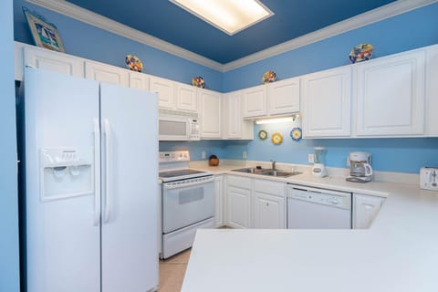 Condo, 2 Bedrooms | Private kitchen | Fridge, oven, coffee/tea maker, toaster