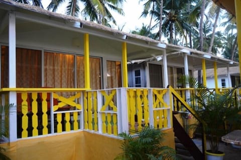 DELUXE AC SEA FACING BEACH HUT | Cribs/infant beds, rollaway beds, free WiFi