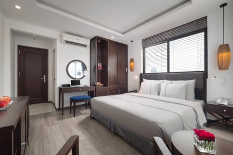 Premier Room, 1 King Bed, Non Smoking, City View | Premium bedding, pillowtop beds, minibar, in-room safe