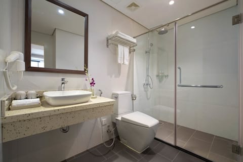 Junior Suite, 1 Queen Bed, Non Smoking, City View | Bathroom | Free toiletries, hair dryer, slippers, bidet