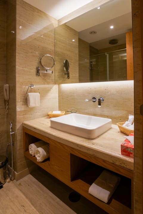 Superior Room | Bathroom | Shower, towels, soap, shampoo