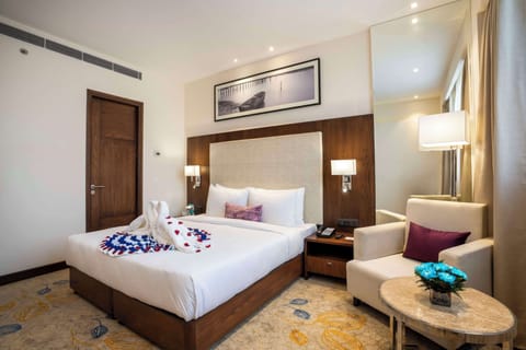 Suite, 1 King Bed, Non Smoking (Separate Living Room) | In-room safe, iron/ironing board, free WiFi, bed sheets