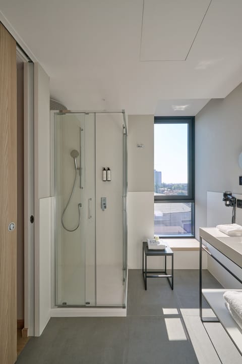 Executive Suite | Bathroom | Combined shower/tub, free toiletries, hair dryer, slippers