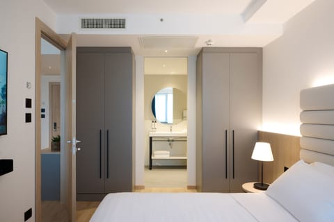 Suite Apartement Premier | Minibar, in-room safe, desk, laptop workspace