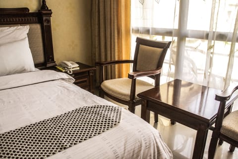 Executive Suite | In-room safe, desk, blackout drapes, iron/ironing board