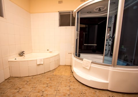 Executive Suite | Bathroom amenities | Deep soaking tub, free toiletries, hair dryer, towels