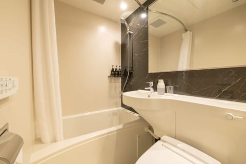 Combined shower/tub, deep soaking tub, free toiletries, hair dryer