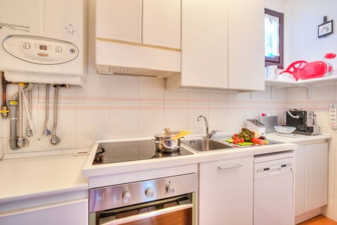 Family Apartment, 2 Bedrooms (Laura's Cozy Apartment Stresa Center) | Private kitchen | Fridge, microwave, oven, stovetop