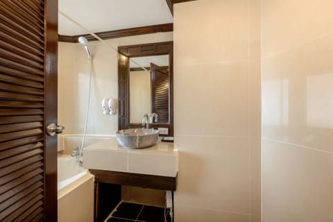 Deluxe Double Room | Bathroom | Combined shower/tub, free toiletries, hair dryer, towels