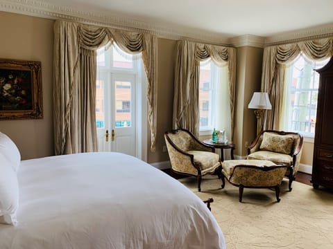 Junior Suite, 1 King Bed, Corner | Frette Italian sheets, premium bedding, in-room safe, desk