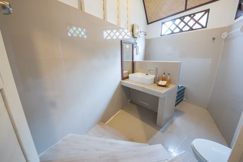 Superior Cottage | Bathroom | Shower, rainfall showerhead, free toiletries, hair dryer