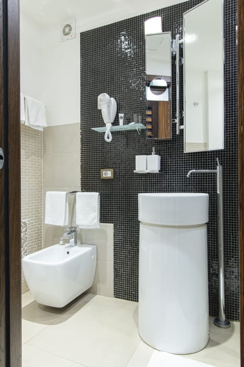 Junior Suite Executive | Bathroom | Shower, rainfall showerhead, hair dryer, towels