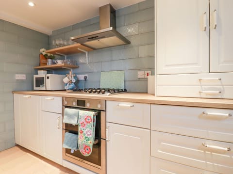 Cottage | Private kitchen | Fridge, dishwasher, electric kettle, toaster