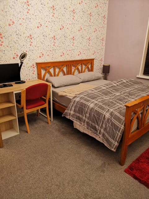 Deluxe Room, 1 King Bed | Individually furnished, desk, laptop workspace, free WiFi