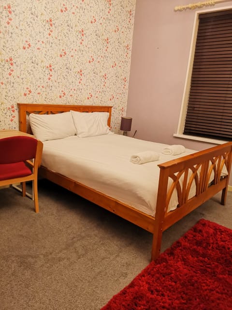 Deluxe Room, 1 King Bed | Individually furnished, desk, laptop workspace, free WiFi