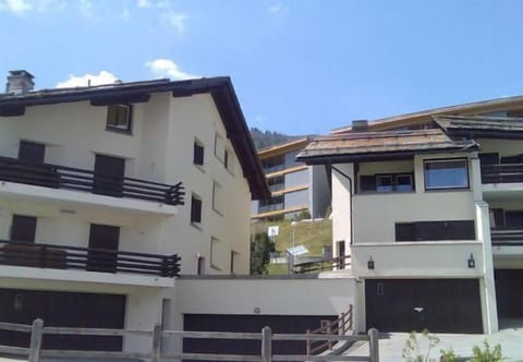 Front view balcony, Parkplatz Garage vorne