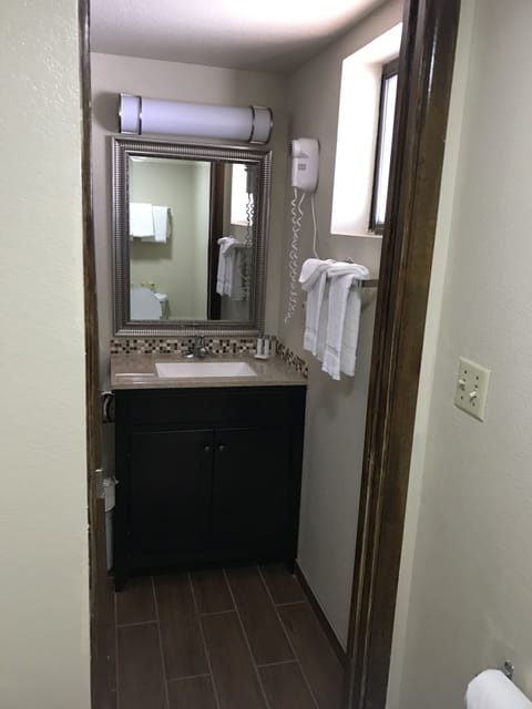 Combined shower/tub, free toiletries, hair dryer, towels