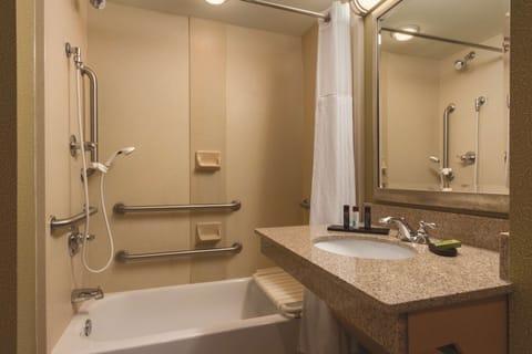 King Room, Accessible | Bathroom | Combined shower/tub, free toiletries, hair dryer, bathrobes