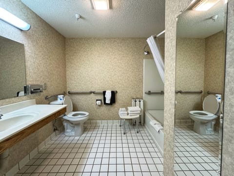 Standard Room, 1 King Bed, Accessible | Bathroom | Free toiletries, hair dryer, towels