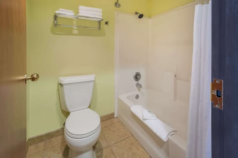 Combined shower/tub, deep soaking tub, free toiletries, hair dryer